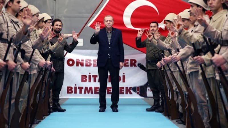 Erdogan mit türkischen Soldaten (Bild: AP)