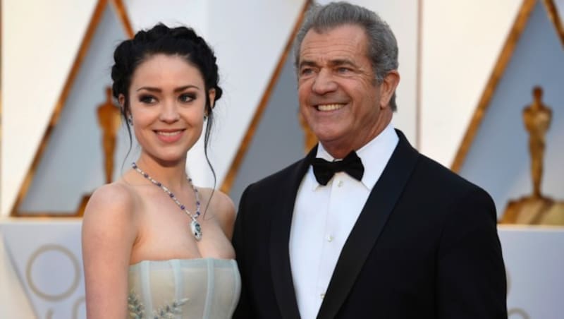 Mel Gibson mit Freundin Rosalind Ross (Bild: Jordan Strauss/Invision/AP)