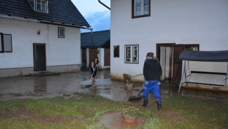 In Messensach bei Jakling wurden mehrere Häuser durch einen reißenden Bach überflutet. (Bild: Bachhiesl)