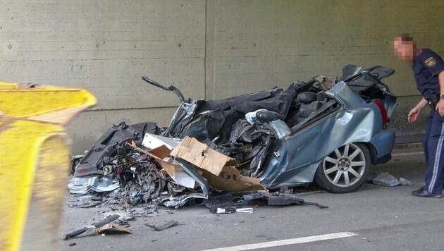 Das Auto des 28-Jährigen wurde zerquetscht (Bild: www.zeitungsfoto.at)