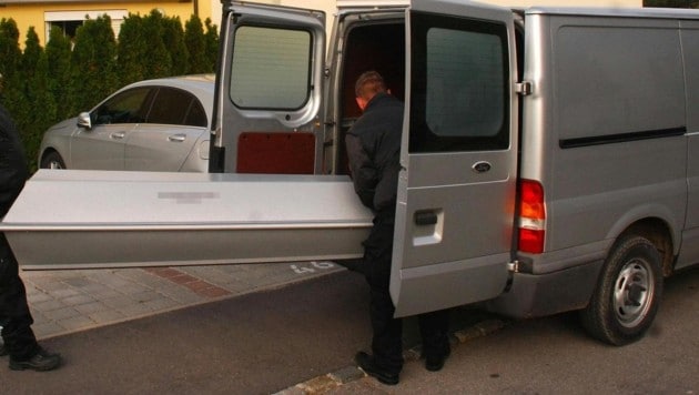 Ein rascher Abtransport von Verstorbenen ist ein Zeichen des Respekts, aber heutzutage anscheinend eher die Ausnahme. (Bild: APA/THOMAS LENGER)