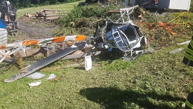 Der Helikopter wurde bei dem Crash völlig demoliert. (Bild: Wucher Helikopter)