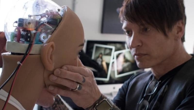 Matt McMullen vom Hersteller RealDoll bei der Arbeit an einem seiner Sexroboter (Bild: facebook.com)