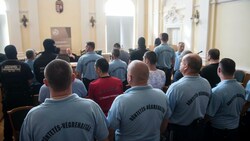 Die Angeklagten umringt von Justizwachebeamten im großen Gerichtssaal von Kecskemet (Bild: AP)