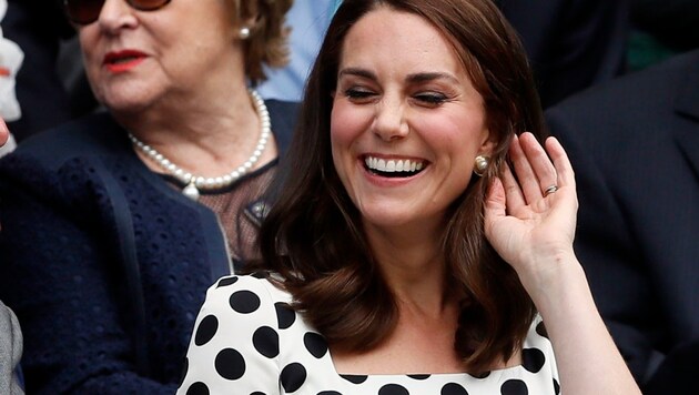 Herzogin Kate hat eine neue Frisur. Doch nicht die kürzeren Haare sorgen für Aufregung ... (Bild: AP)