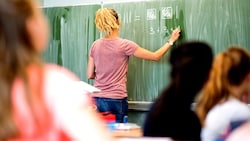 Immer weniger junge Menschen wollen Lehrer werden. (Bild: APA/dpa/Julian Stratenschulte)