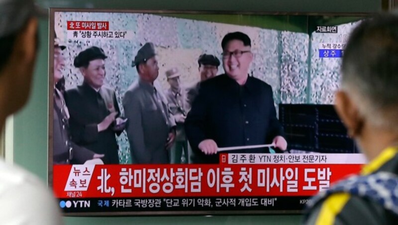 Das nordkoreanische Staatsfernsehen zeigt einen lachenden Kim Jong Un. (Bild: AP)