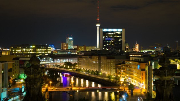 Skyline von Berlin bei Nacht (Bild: flickr.com/R. Halfpaap)