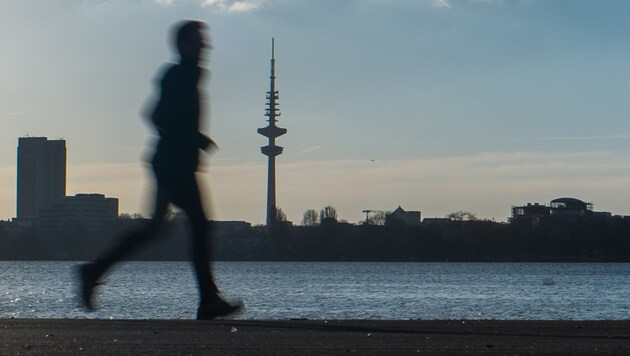 Jogger in Hamburg (Bild: APA/dpa/Lukas Schulze (Symbild))