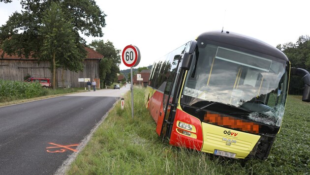 Der Bus wurde links vorne schwer beschädigt (Bild: laumat.at / Matthias Lauber)