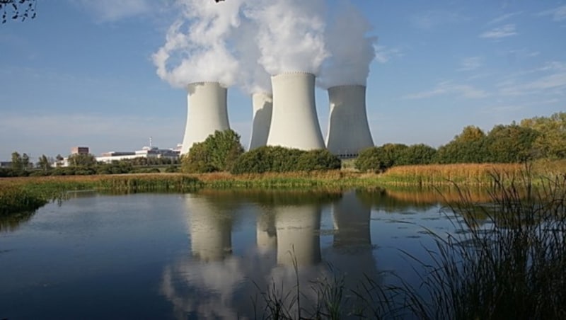 Die Kühltürme des AKW Temelin in Südböhmen spiegeln sich in einem Teich. (Bild: Martin Zahrl)