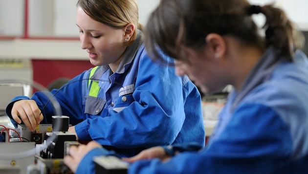 Immer mehr Mädchen machen eine technische Lehre. (Bild: APA/HANS KLAUS TECHT)