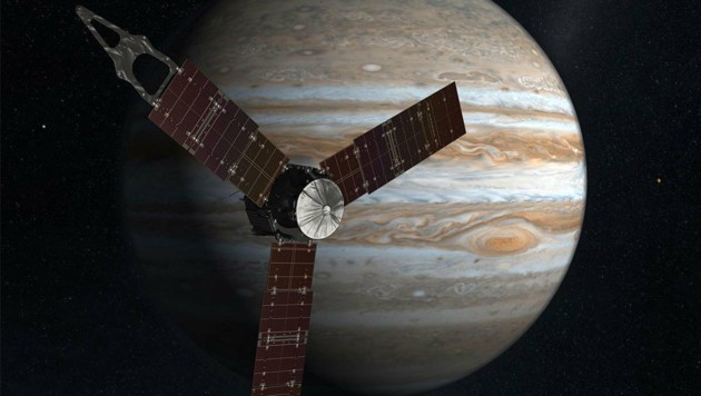Künstlerische Illustration: Die NASA-Sonde „Juno“ vor dem Jupiter (Bild: NASA)