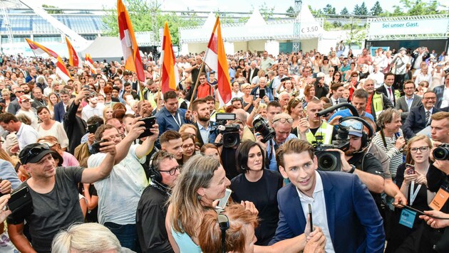 Der neue ÖVP-Chef Sebastian Kurz genießt den Zuspruch beim Sommerfest nach dem Parteitag in Linz. (Bild: Markus Wenzel)