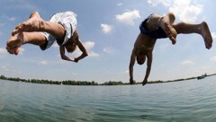 Ab Samstag heißt es: ab in die Bäder. Es wird heiß! (Bild: dpa/Armin Weigel)