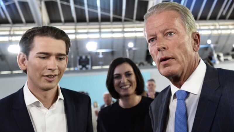 Kurz wird mächtigster ÖVP-Chef, Mitterlehner muss sich nun "resozialisieren". (Bild: APA/HANS PUNZ)