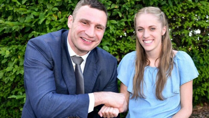 Vitali Klitschko beim Treffen mit Kira Grünberg hinter den Kulissen des ÖVP-Bundesparteitages. (Bild: Markus Wenzel)