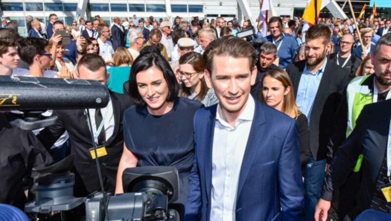 Sebastian Kurz mit Elisabeth Köstinger (ÖVP-Generalsekräterin) nach der Wahl vor dem Design Center. (Bild: Markus Wenzel)