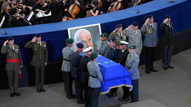 Trauerzeremonie mit militärischen Ehren für Helmut Kohl im EU-Parlament in Straßburg (Bild: AFP)