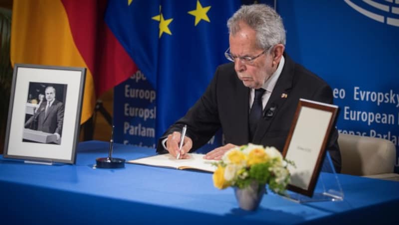 Bundespräsident Alexander Van der Bellen bei der Eintragung ins Kohl-Kondolenzbuch in Straßburg (Bild: APA/HBF/CARINA KARLOVITS)