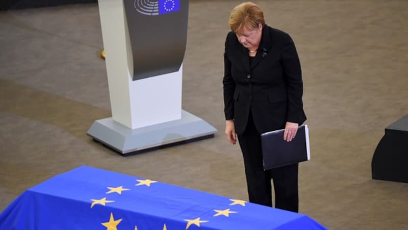 Bundeskanzlerin Merkel verneigt sich vor ihrem politischen Ziehvater. (Bild: AFP)