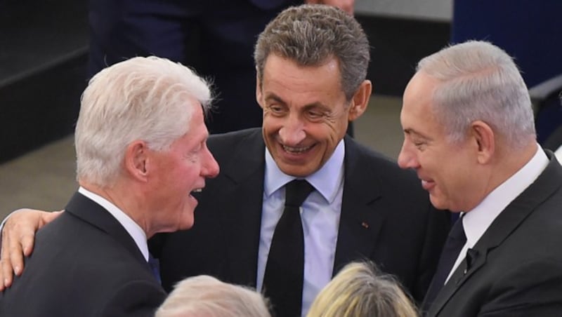 Bill Clinton, Nicolas Sarkozy und Benjamin Netanyahu erweisen Kohl die letzte Ehre. (Bild: AFP)