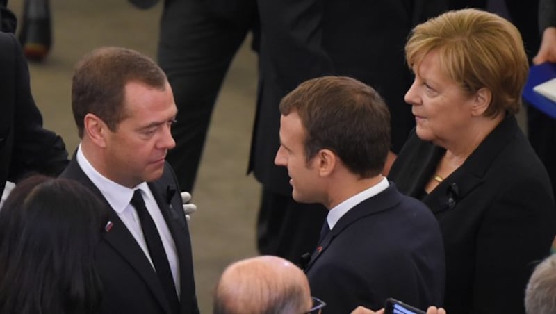 Dmitri Medwedew, Emmanuel Macron und Angela Merkel bei der Trauerzeremonie im EU-Parlament (Bild: AFP)