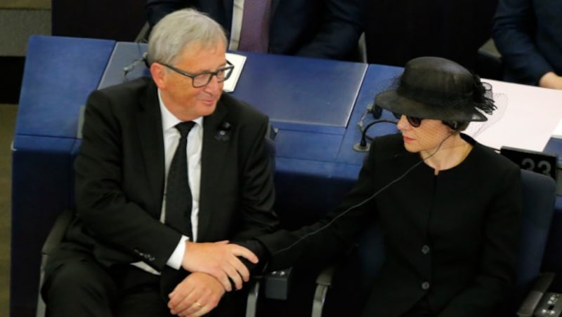 EU-Kommissionspräsident Jean-Claude Juncker mit Witwe Maike Kohl-Richter (Bild: AP)