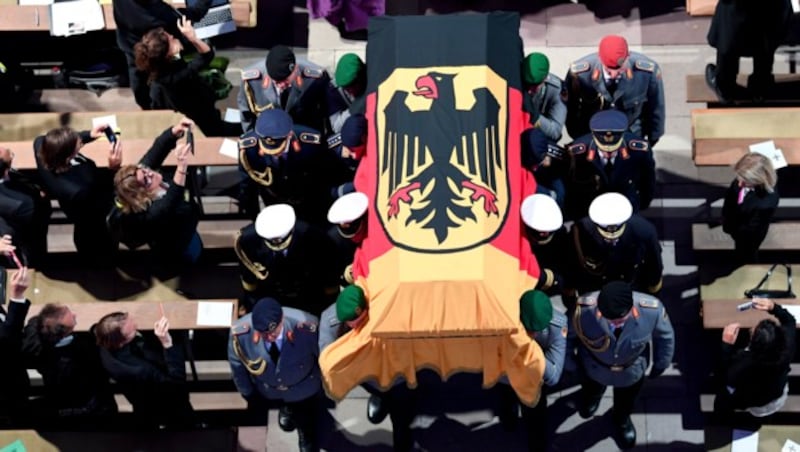 Soldaten tragen den Sarg nach dem Requiem aus der Kathedrale in Speyer. (Bild: AP)