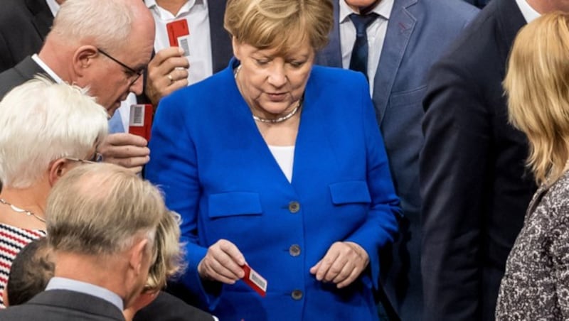 Kanzlerin Merkel wirft ihre "Nein"-Stimmkarte gegen die "Ehe für alle" ein. (Bild: APA/dpa/Michael Kappeler)