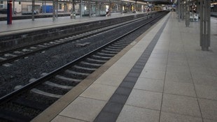 In Dortmund hat die Polizei in der Nacht auf Dienstag ein Pärchen beim Oralsex auf einem Bahnsteig erwischt (Symbolbild). (Bild: dpa/Fredrik von Erichsen (Symbolbild))