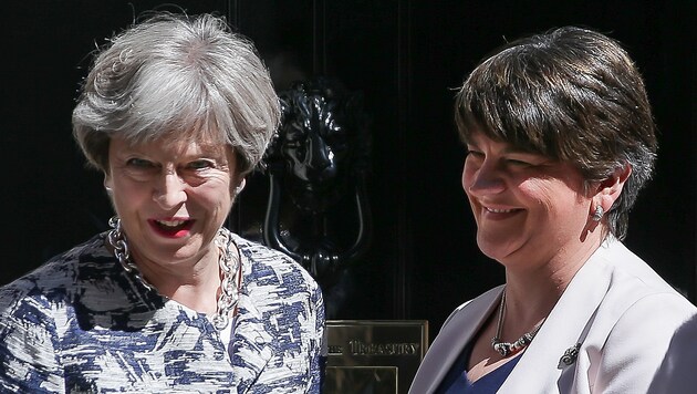Premierministerin Theresa May mit der Chefin der nordirischen Partei DUP, Arlene Foster (Bild: AFP)