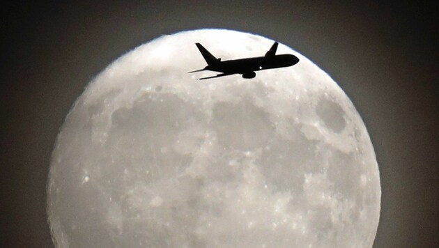 Der Mond über dem Londoner Flughafen Heathrow (Bild: APA/AFP/Adrain Dennis)