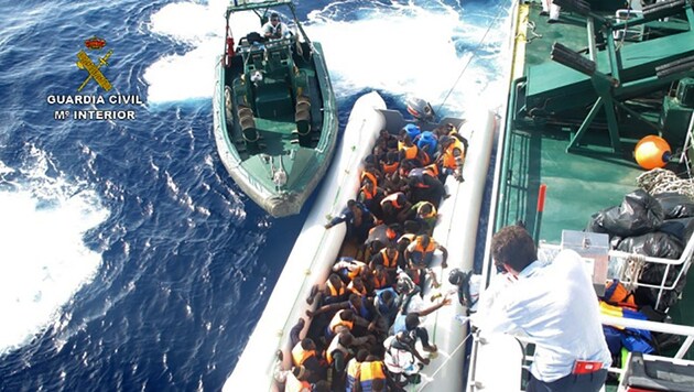 Die spanische Küstenwache bei der Rettung von Flüchtlingen vor der Küste Libyens (Bild: AFP)