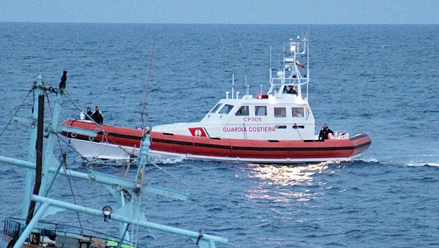 Ein Boot der italienischen Küstenwache (Bild: EPA)