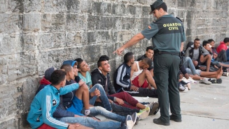 Hunderte Flüchtlinge wurden Ende Juni von der spanischen Küstenwache bei Gibraltar gerettet. (Bild: AFP)