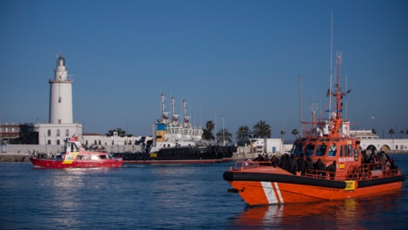 Die spanische Küstenwache muss im Sommer 2017 immer mehr Flüchtlinge aus dem Mittelmeer retten. (Bild: AFP)