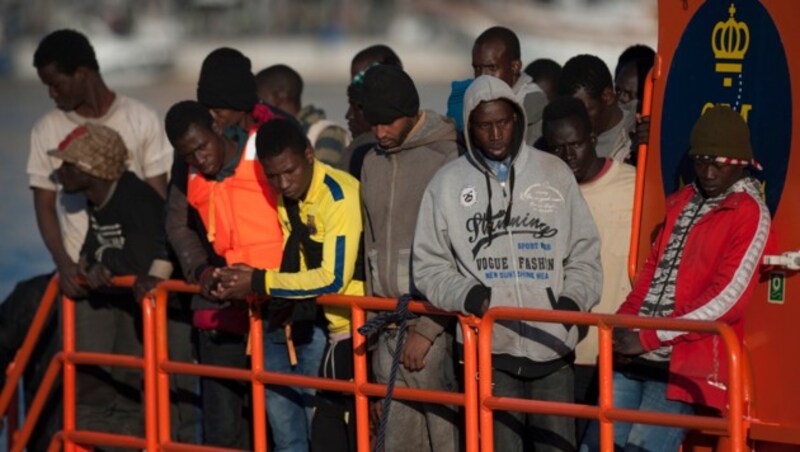 Über das Mittelmeer geflüchtete Migranten bei der Ankunft in Spanien (Bild: AFP)