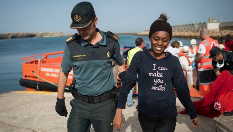 Die einzige Frau an Bord eines Flüchtlingsboots nach ihrer Rettung durch die spanische Küstenwache (Bild: AFP)