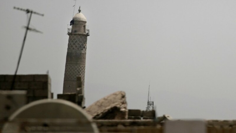 Noch vor wenigen Wochen wehte ein IS-Banner auf dem Minarett. (Bild: Reuters)