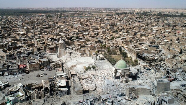 Die zerstörte Moschee auf einem aktuellen Luftbild (Bild: Associated Press)