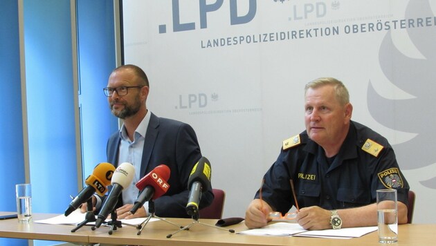 Landespolizeidirektor Pilsl und Stadtpolizei-Chef Pogutter vermeldeten den Fahndungserfolg (Bild: Kronen Zeitung)