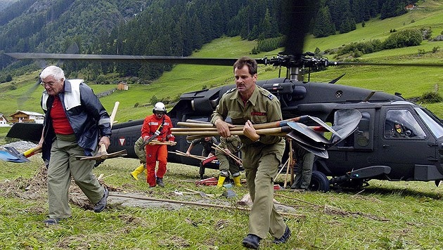 Ein Black Hawk im Katastropheneinsatz (Bild: APA/Meindl/Bundesheer)