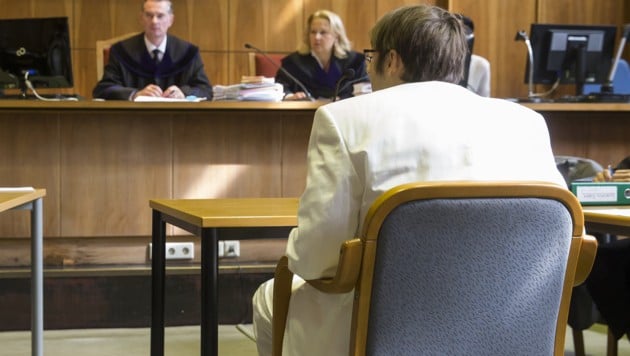 Der Angeklagte Alen R. im weißen Anzug vor Gericht (Bild: APA/Erwin Scheriau/APA-Pool)