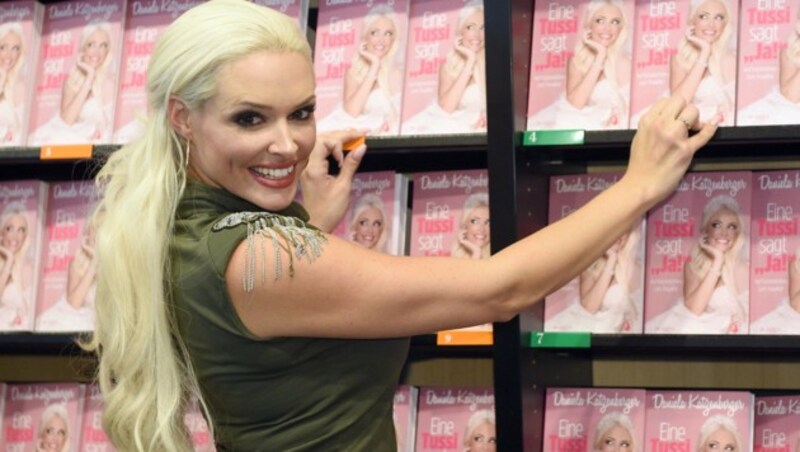 Daniela Katzenberger mit ihrem vierten Buch "Eine Tussi sagt Ja!" (Bild: APA/dpa/Henning Kaiser)