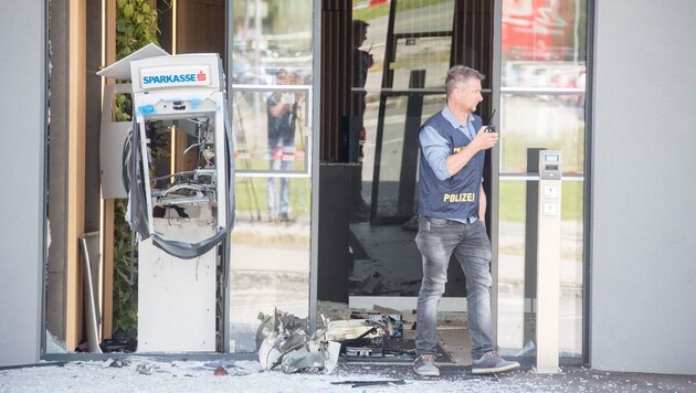In Osttirol wurde sogar der Geldautomat einer Sparkasse gesprengt (Bild: Brunner Images)