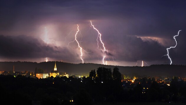 Eine Gewitterfront mit 8938 Blitze beendete nun die Hitzwelle in Oberösterreich. (Bild: Manfred Fesl)