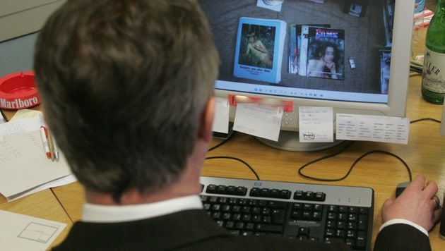 Der 58-Jährige (Symbolbild) bezahlte 20.000 Euro für pornografische Videos, Fotos und Livestreams. (Bild: Andi Schiel (Symbolbild))