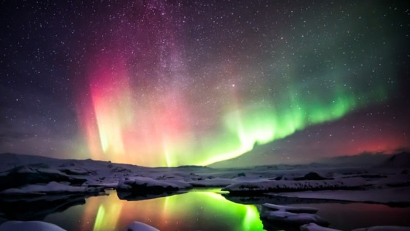 Viele Touristen kommen, um die farbenfrohen Nord- bzw. Polarlichter zu bestaunen. (Bild: thinkstockphotos.de)