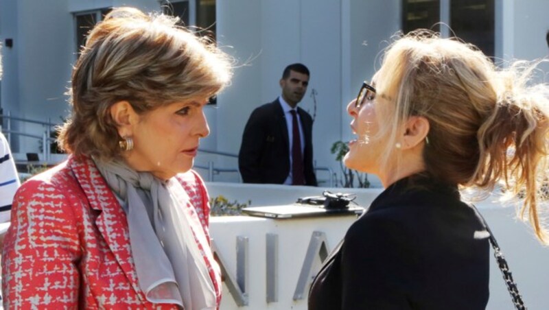 Die Anwältinnen der Parteien: Gloria Allred (li.) vertritt Judy Huth, Angela Agrusa Bill Cosby. (Bild: AP)